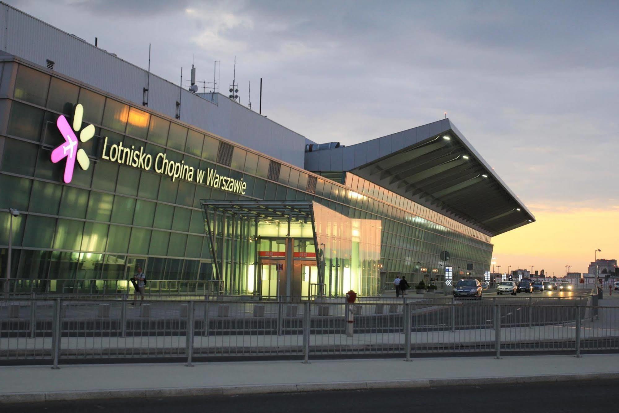 Green Wood Hostel Airport Warsaw Exterior photo